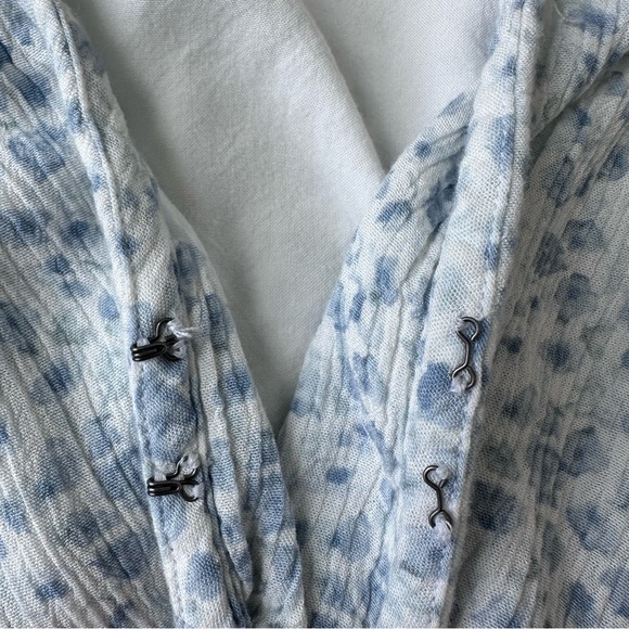 Abercrombie & Fitch Blue & White Floral Knot Crop Top, Flutter Sleeve - Large - Picture 6 of 13